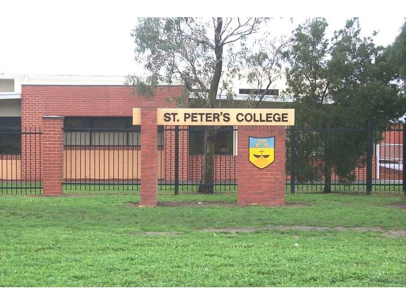 2 Navarre Drive, Cranbourne VIC 3977