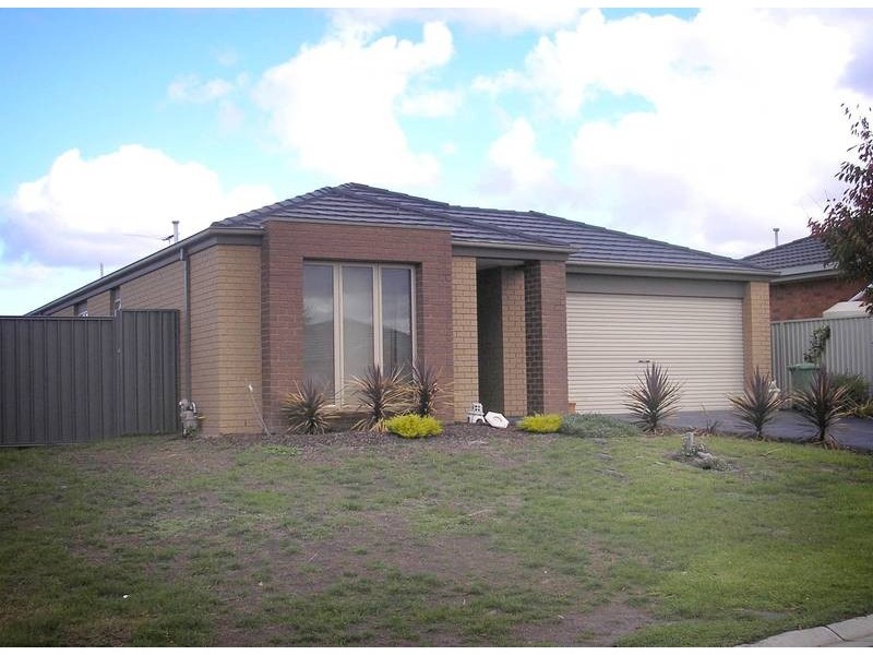 25 Gatehouse Parade, Cranbourne East VIC 3977
