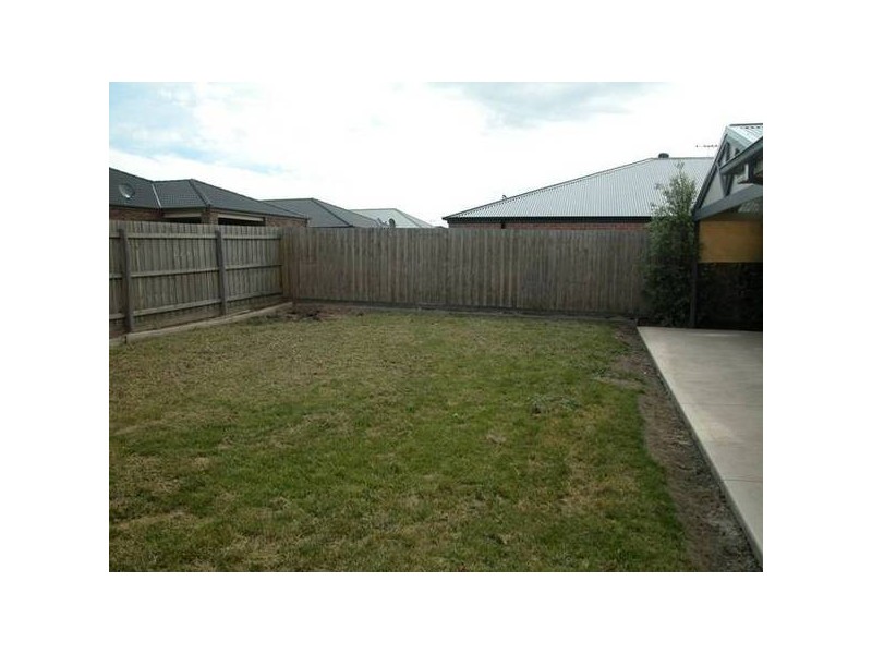 4 Durnoch Place, Cranbourne VIC 3977