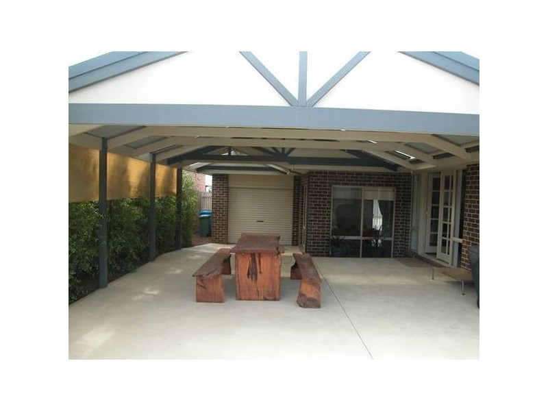 4 Durnoch Place, Cranbourne VIC 3977