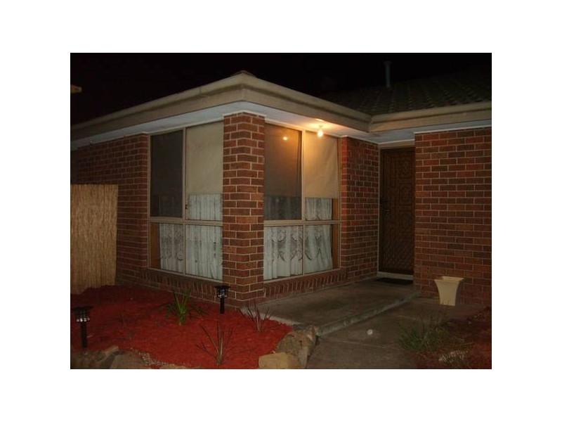 2/11 Hazlitt Court, Cranbourne VIC 3977