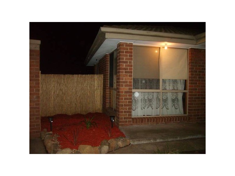 2/11 Hazlitt Court, Cranbourne VIC 3977