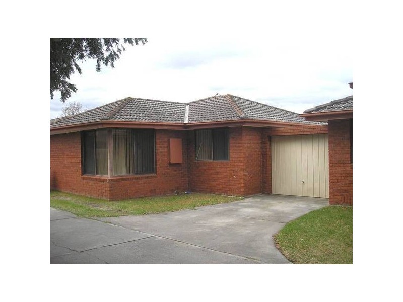 2/11 Walter Street, Cranbourne VIC 3977