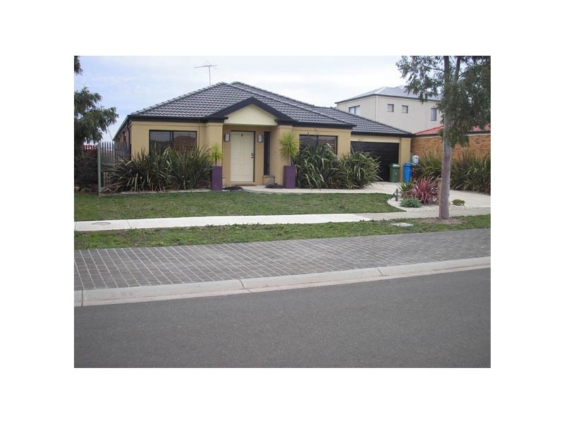 8 Scotsdale Drive, Cranbourne VIC 3977