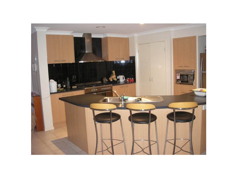 8 Scotsdale Drive, Cranbourne VIC 3977