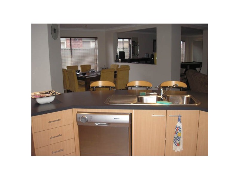 8 Scotsdale Drive, Cranbourne VIC 3977