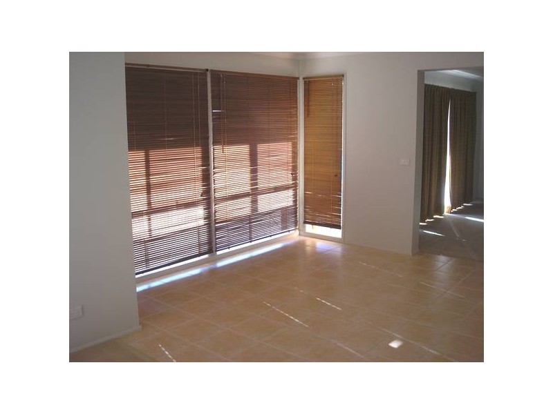 17 Robinswood Parade, Narre Warren South VIC 3805