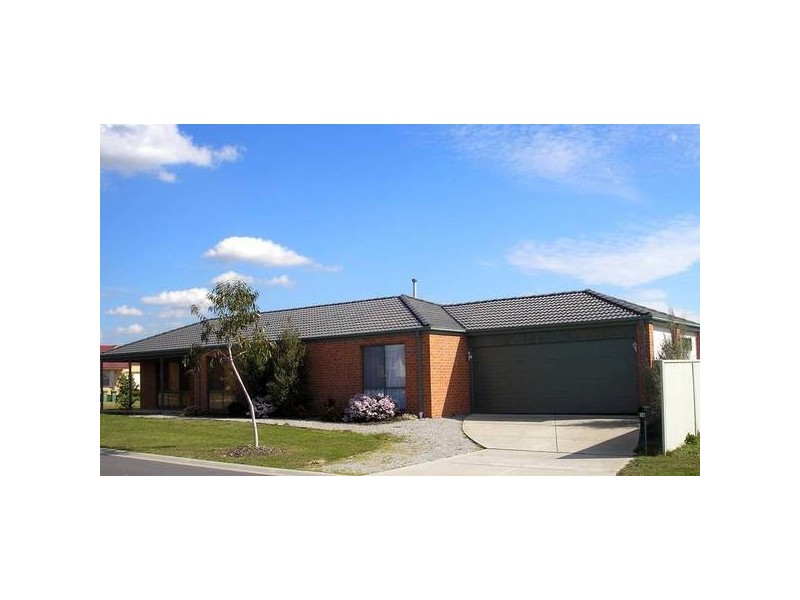 16 Fetlock Lane, Cranbourne VIC 3977