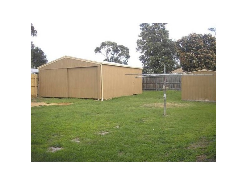 2 Evelyne Avenue, Cranbourne VIC 3977