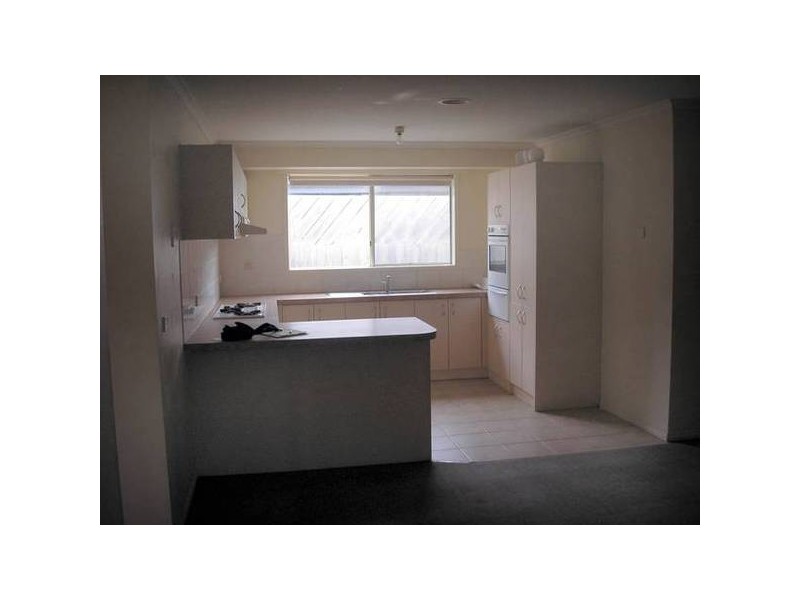 11 Raffindale Crescent, Cranbourne West VIC 3977