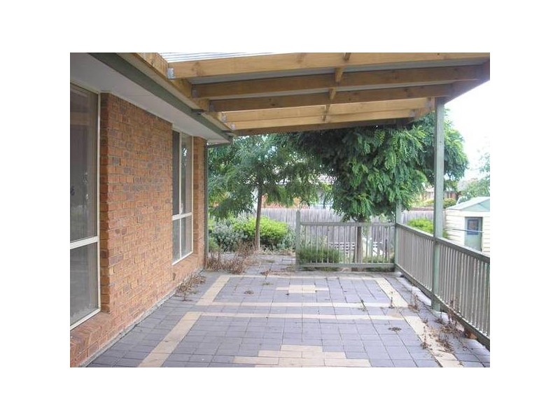 11 Raffindale Crescent, Cranbourne West VIC 3977