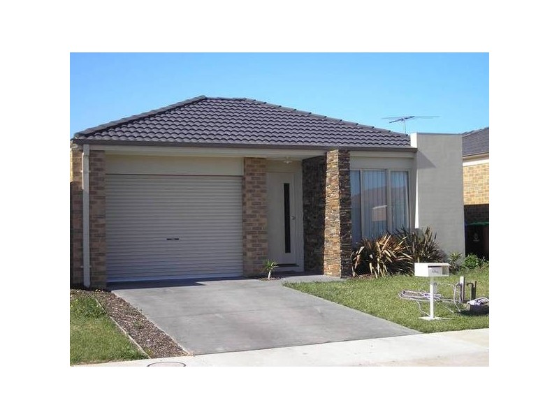 15 Greenaway Terrace, Cranbourne East VIC 3977