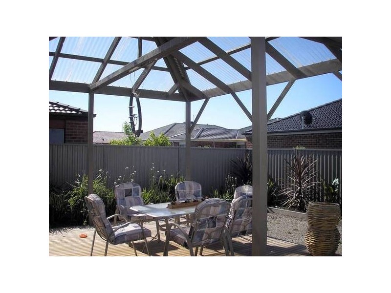 15 Greenaway Terrace, Cranbourne East VIC 3977
