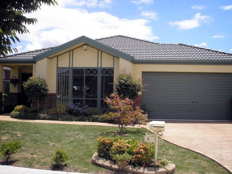 9 Gallop Close, Cranbourne East VIC 3977