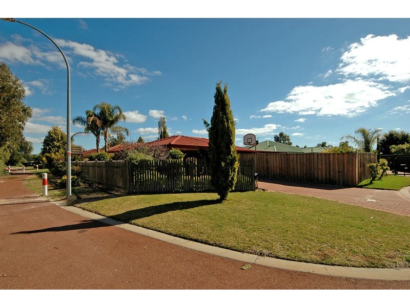 16 Skyross Mews, Stratton WA 6056