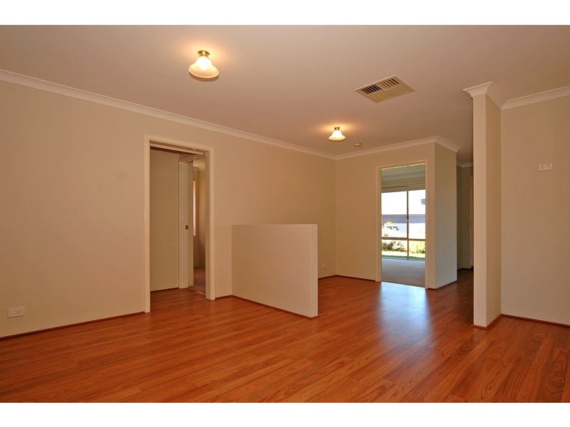 44 Gentle Circle, South Guildford WA 6055