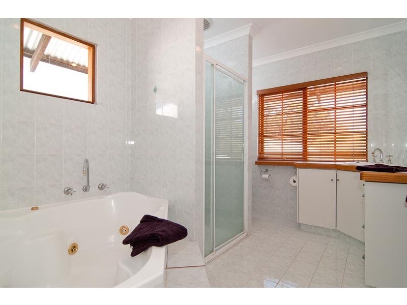 200 Lacey St, Sawyers Valley WA 6074