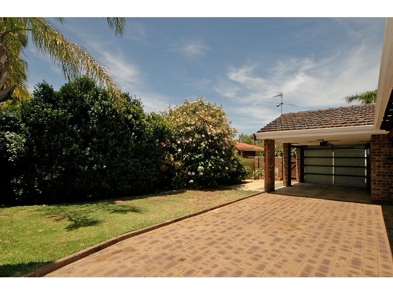 13 Tamarine Way, Swan View WA 6056