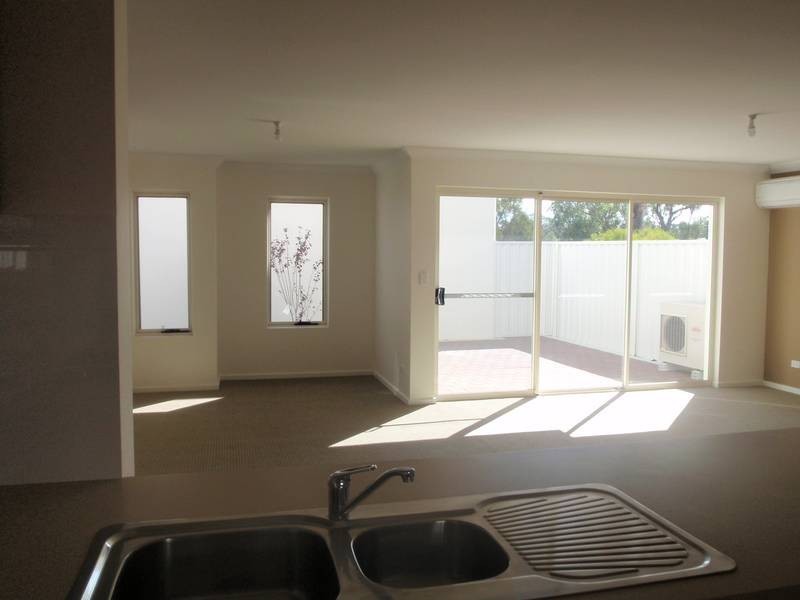 2/61 Aquaviva Circle, Viveash WA 6056