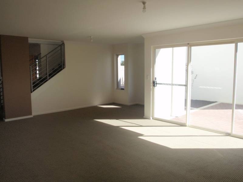 2/61 Aquaviva Circle, Viveash WA 6056