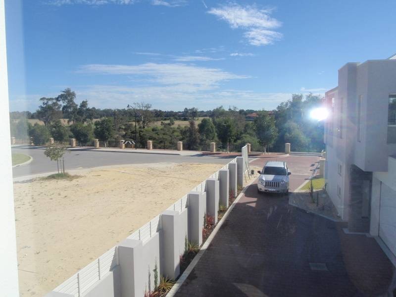 2/61 Aquaviva Circle, Viveash WA 6056