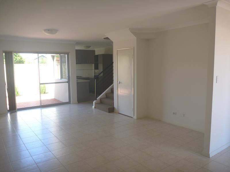 2/3 Aquaviva Circle, Viveash WA 6056