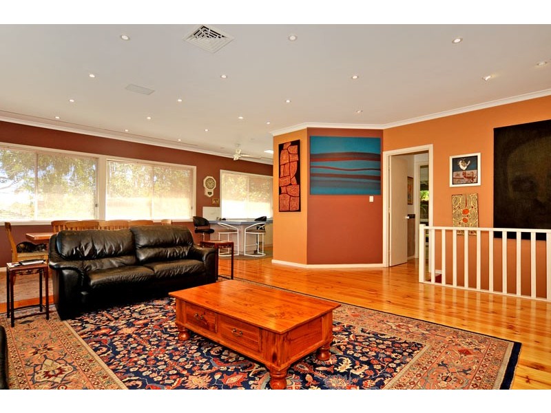 24 Woodbridge Drive, Greenmount WA 6056
