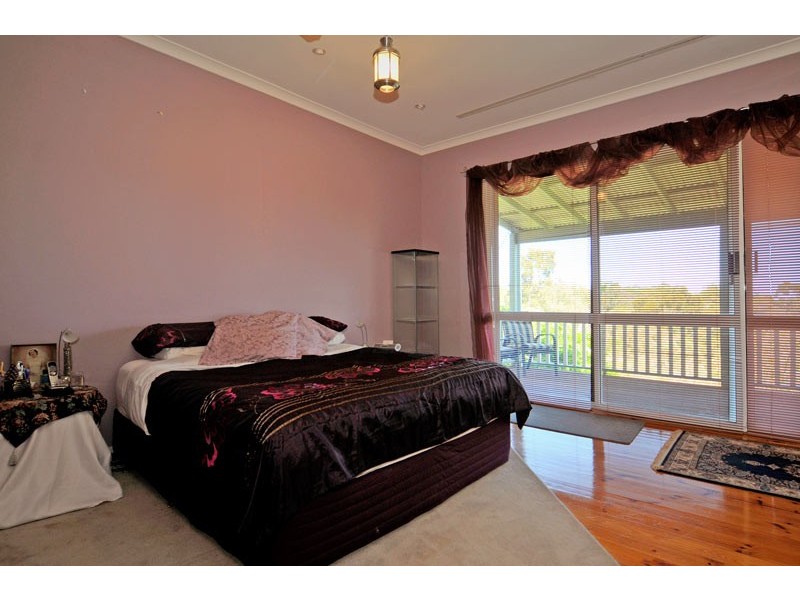 24 Woodbridge Drive, Greenmount WA 6056