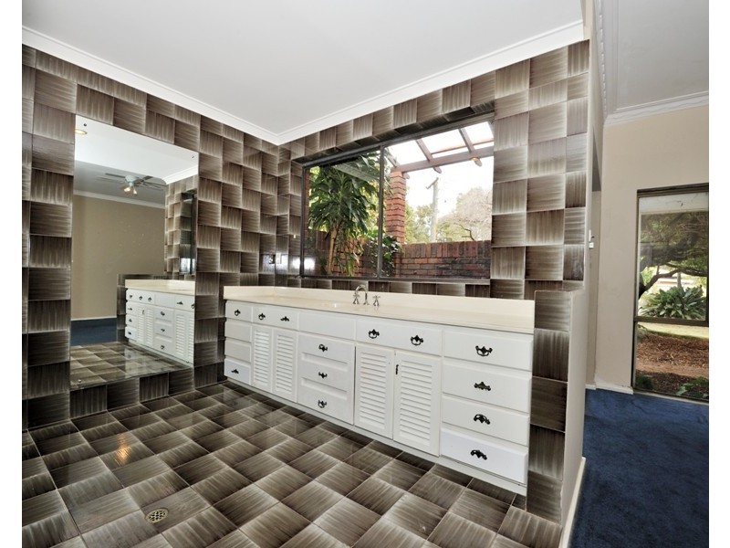 9 Irwin Place, Maida Vale WA 6057