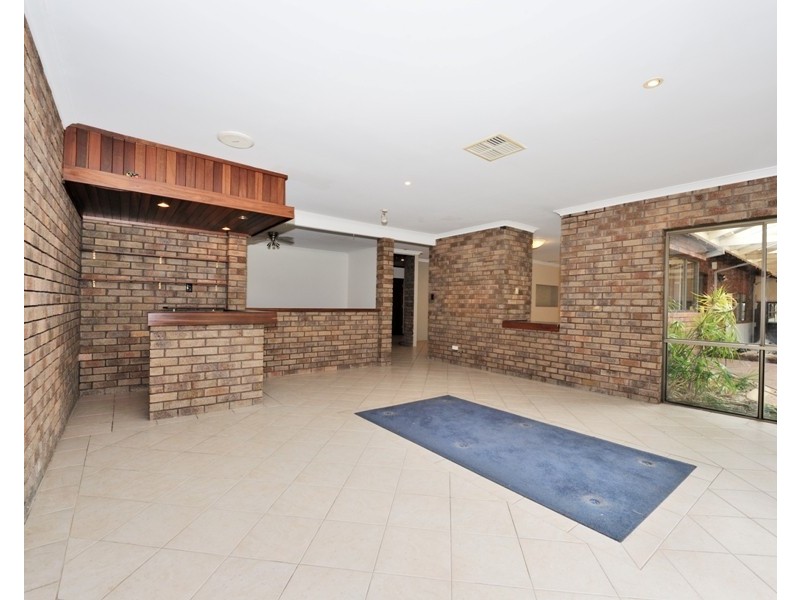 9 Irwin Place, Maida Vale WA 6057