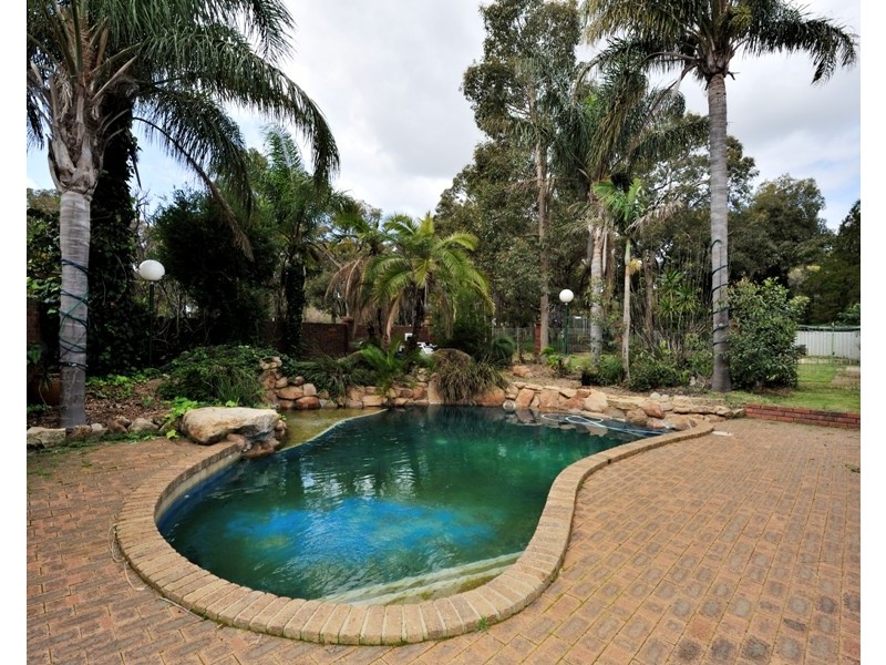 9 Irwin Place, Maida Vale WA 6057