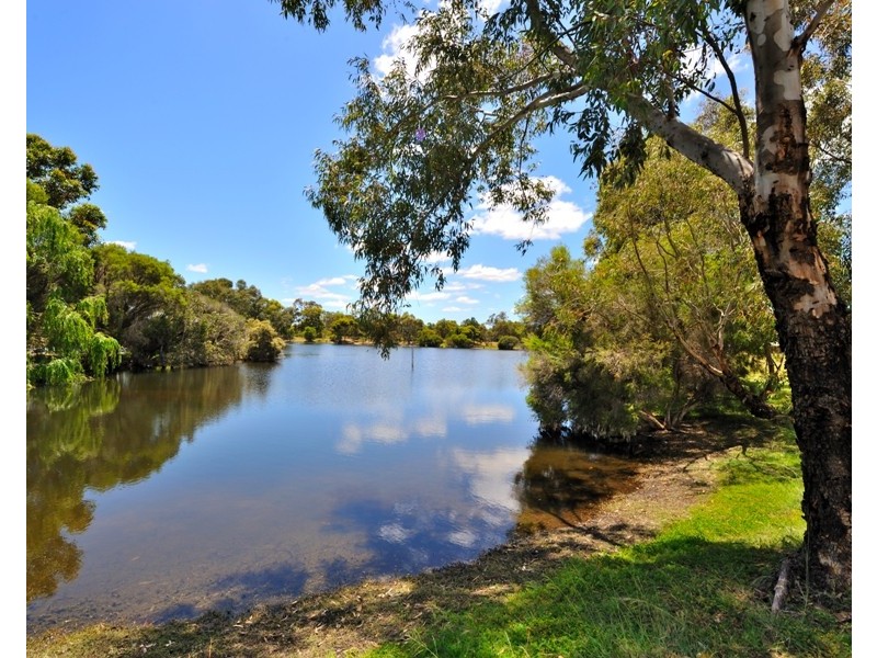 8 Elm Place, Helena Valley WA 6056