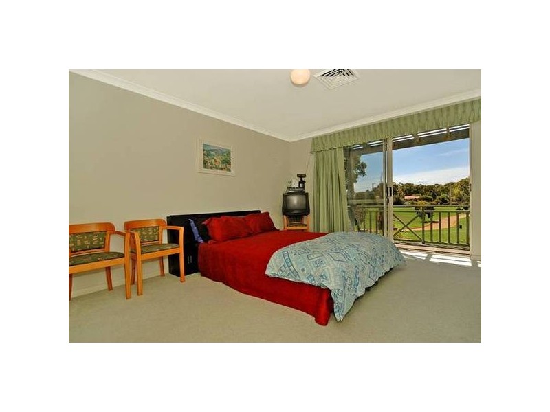 9 Lakefront Circle, The Vines WA 6069