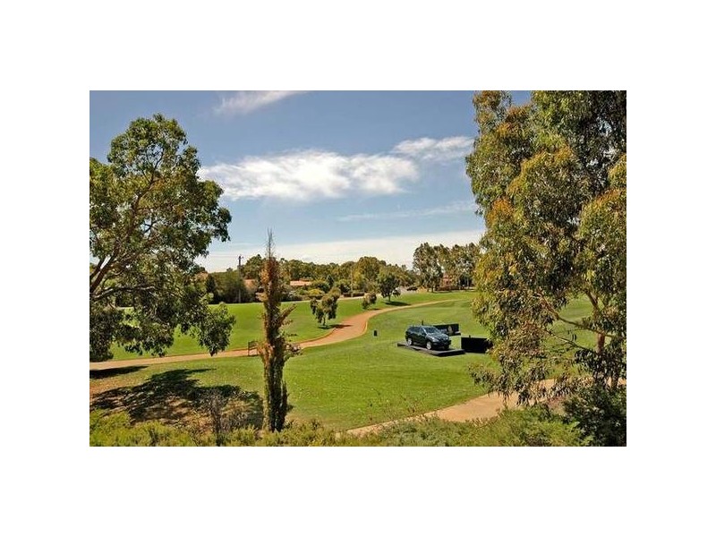 9 Lakefront Circle, The Vines WA 6069