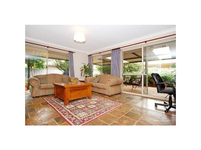 7 Seaton Ct, South Guildford WA 6055