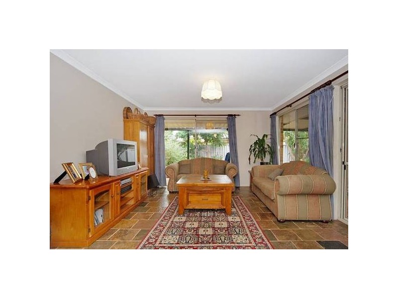 7 Seaton Ct, South Guildford WA 6055