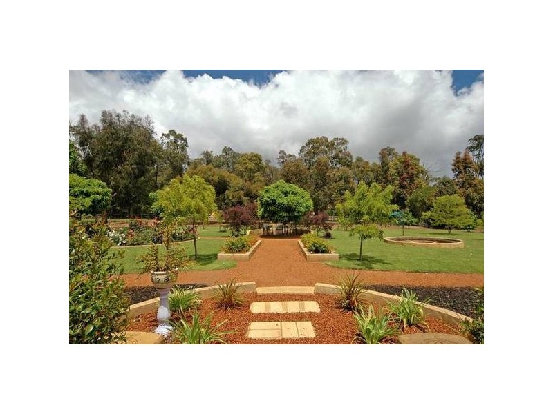 355 Cole Rd, Sawyers Valley WA 6074