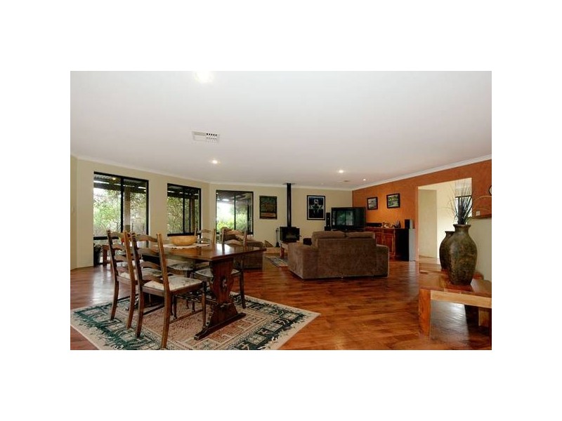 355 Cole Rd, Sawyers Valley WA 6074