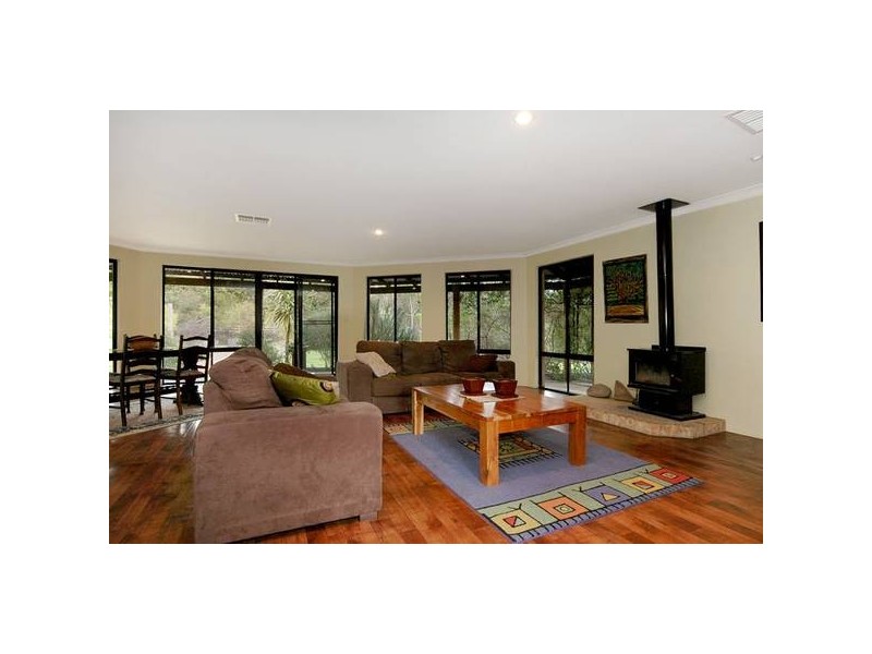 355 Cole Rd, Sawyers Valley WA 6074