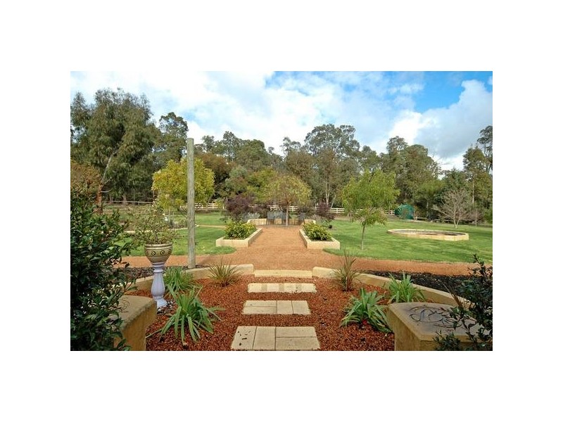 355 Cole Rd, Sawyers Valley WA 6074