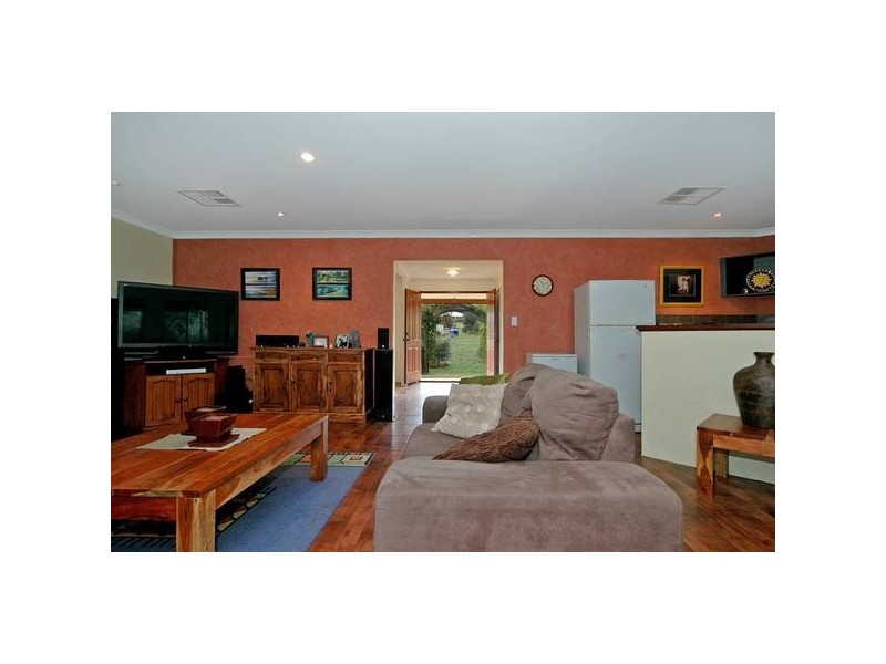 355 Cole Rd, Sawyers Valley WA 6074