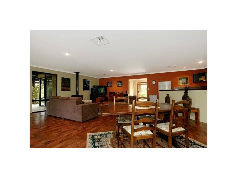 355 Cole Rd, Sawyers Valley WA 6074