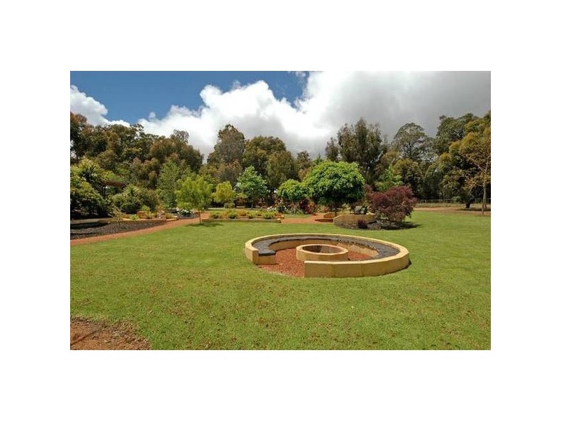 355 Cole Rd, Sawyers Valley WA 6074