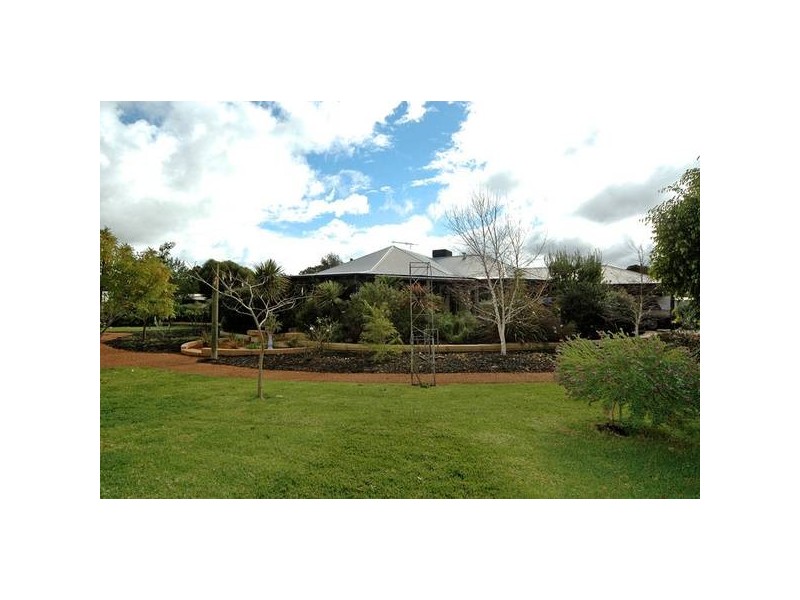 355 Cole Rd, Sawyers Valley WA 6074