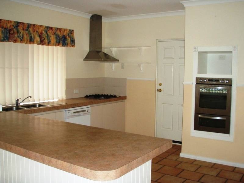 25 Lakeside Drive, Helena Valley WA 6056