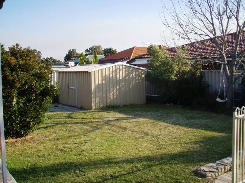 25 Lakeside Drive, Helena Valley WA 6056