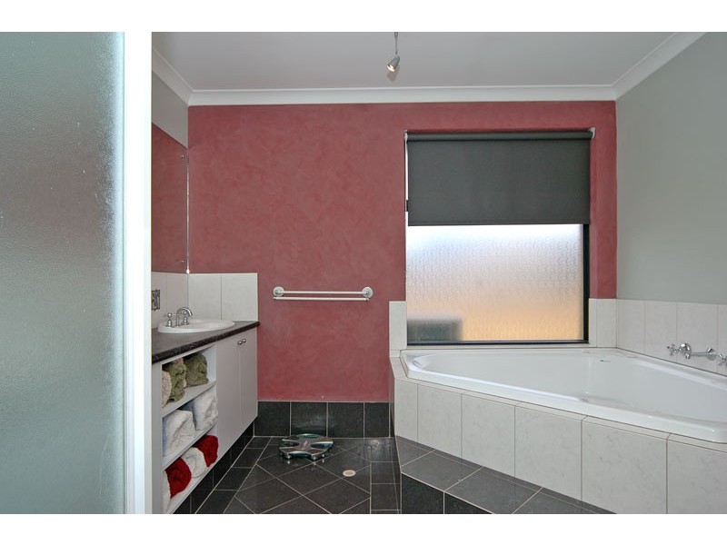 22 Centenary Dr, Gidgegannup WA 6083