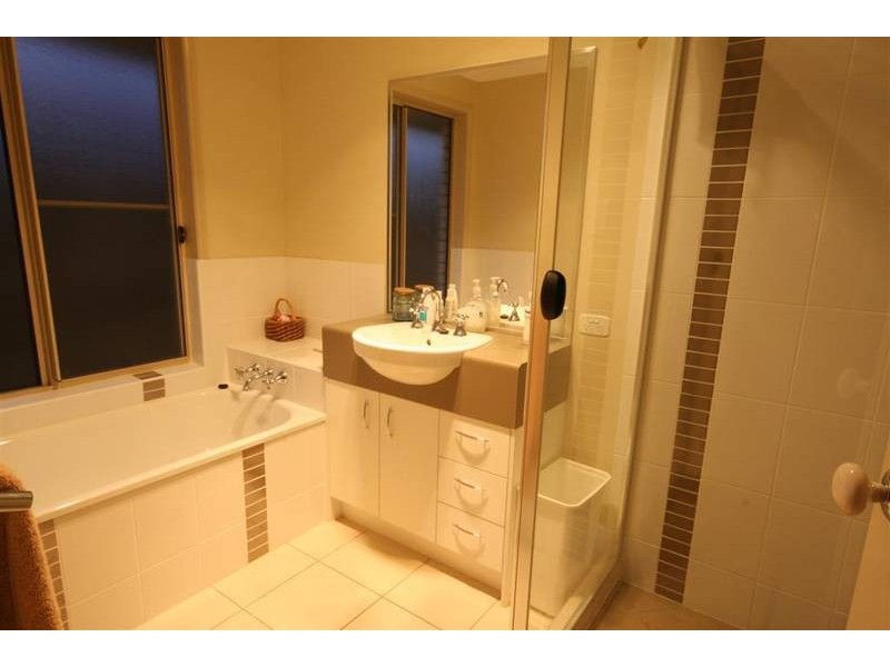 33 KIRSTEN DR, Glass House Mountains QLD 4518