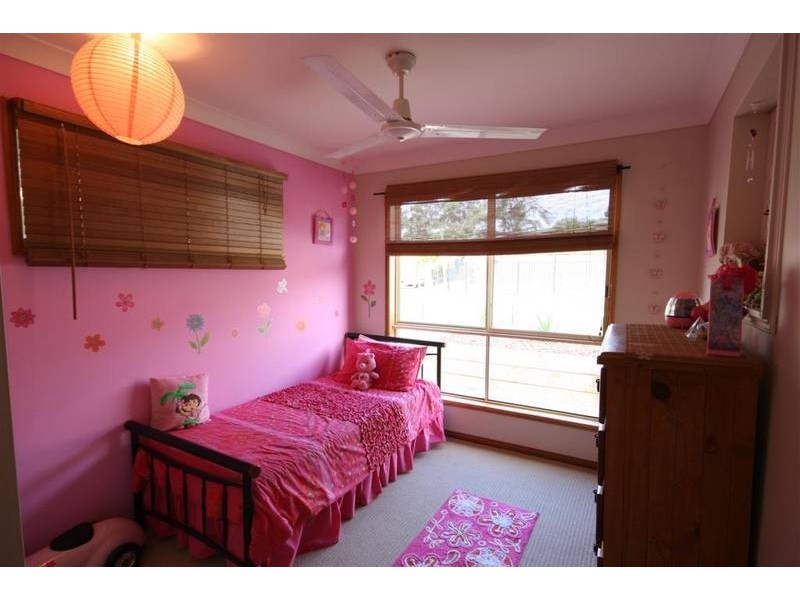 3 Paul Place, Glass House Mountains QLD 4518