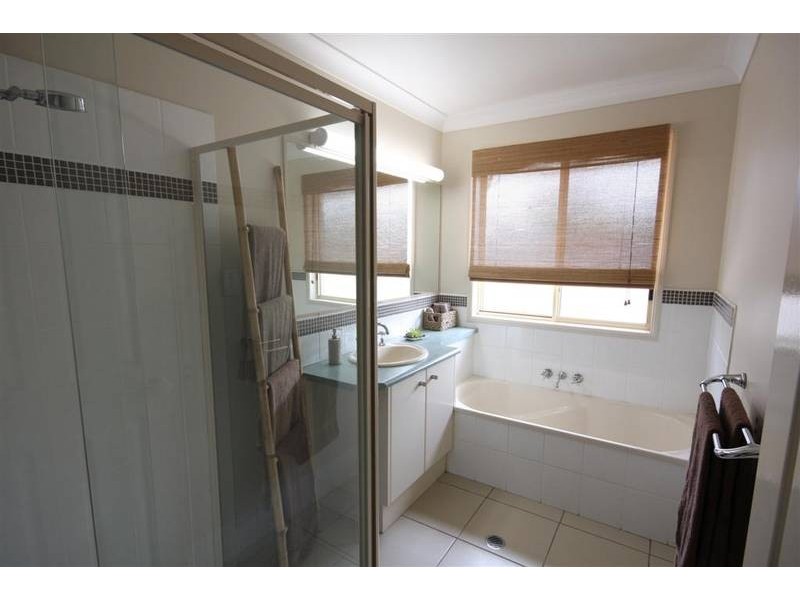 3 Paul Place, Glass House Mountains QLD 4518